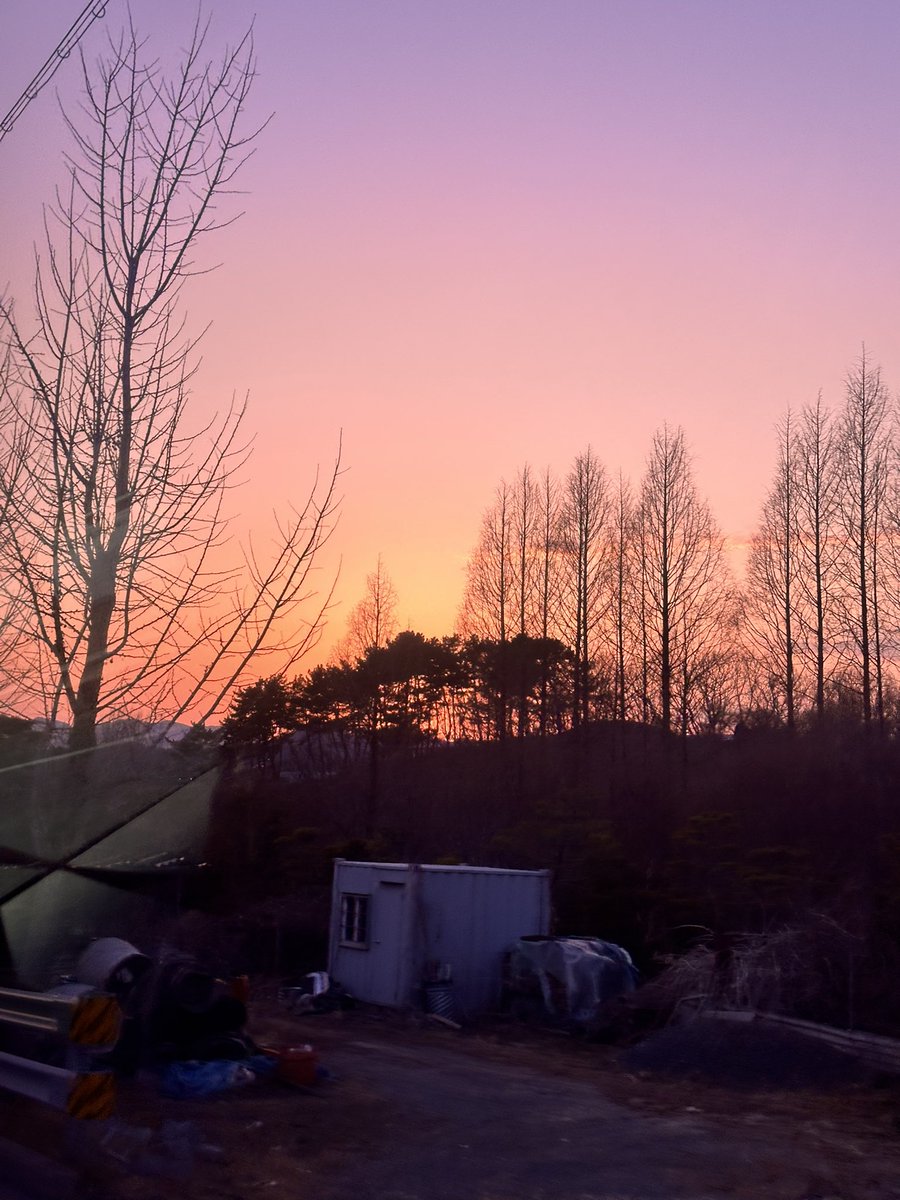 baekthepresent's tweet photo. 오늘따라 노을이 참 이쁘네요!
서울에서는 빌딩에 가득 차 보기 힘든 자연자연한 뷰 보니 힐링되네요 https://t.co/5uibUbzM9T