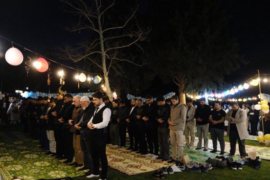 camideyizbiz's tweet photo. İzmir Ege Üniversitesi’nde gençler iftar programı düzenlemiş, akşam namazını da cemaatle kampüs çimlerinde kılmışlar. https://t.co/BCFL1yoRFm