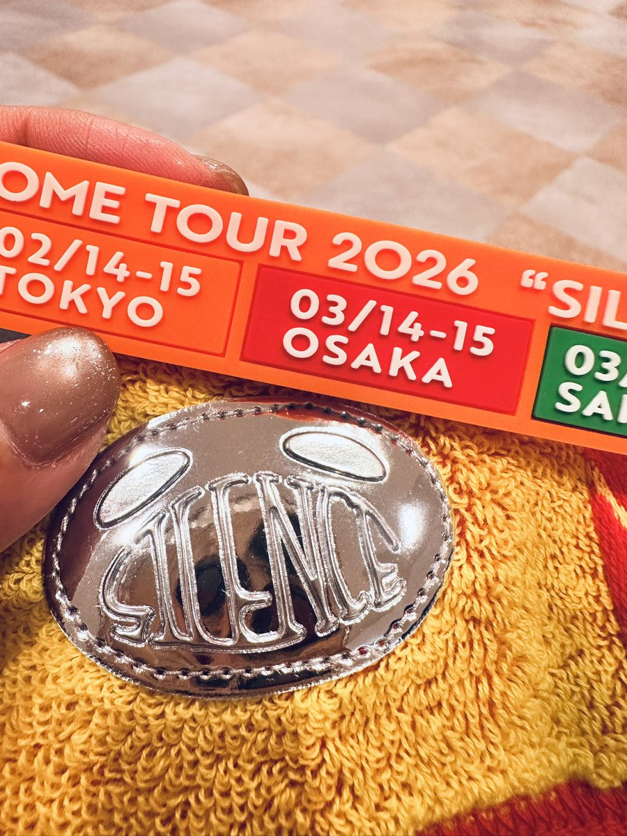 vaws_sns's tweet photo. ドームならではのステージ演出の良さがあって耳が幸せやった🧡さすがドーム…
周りにVAWSがいたからのれて楽しかったーー！
銀テもツアータオルも可愛い
最高な一日ありがとう
#VaundyDOMETOUR2026 
#Vaundy https://t.co/HqBD9PYR50