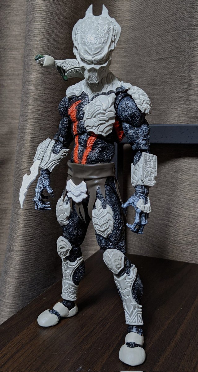 livesho_8459's tweet photo. #アメトイカスタム
ウルフプレデターができるまで。
素体となるプレイグの各部にエポキシパテを盛り、毎日ちょっとずつ削り出して装甲やマスクを造形しました。

可動に干渉しそうな腰布やドレッドヘアなんかは、PVCシートやイヤホンのケーブル等の柔軟な素材で。
#カスタムフィギュアが見れるタグ https://t.co/gUxs8ERPSm