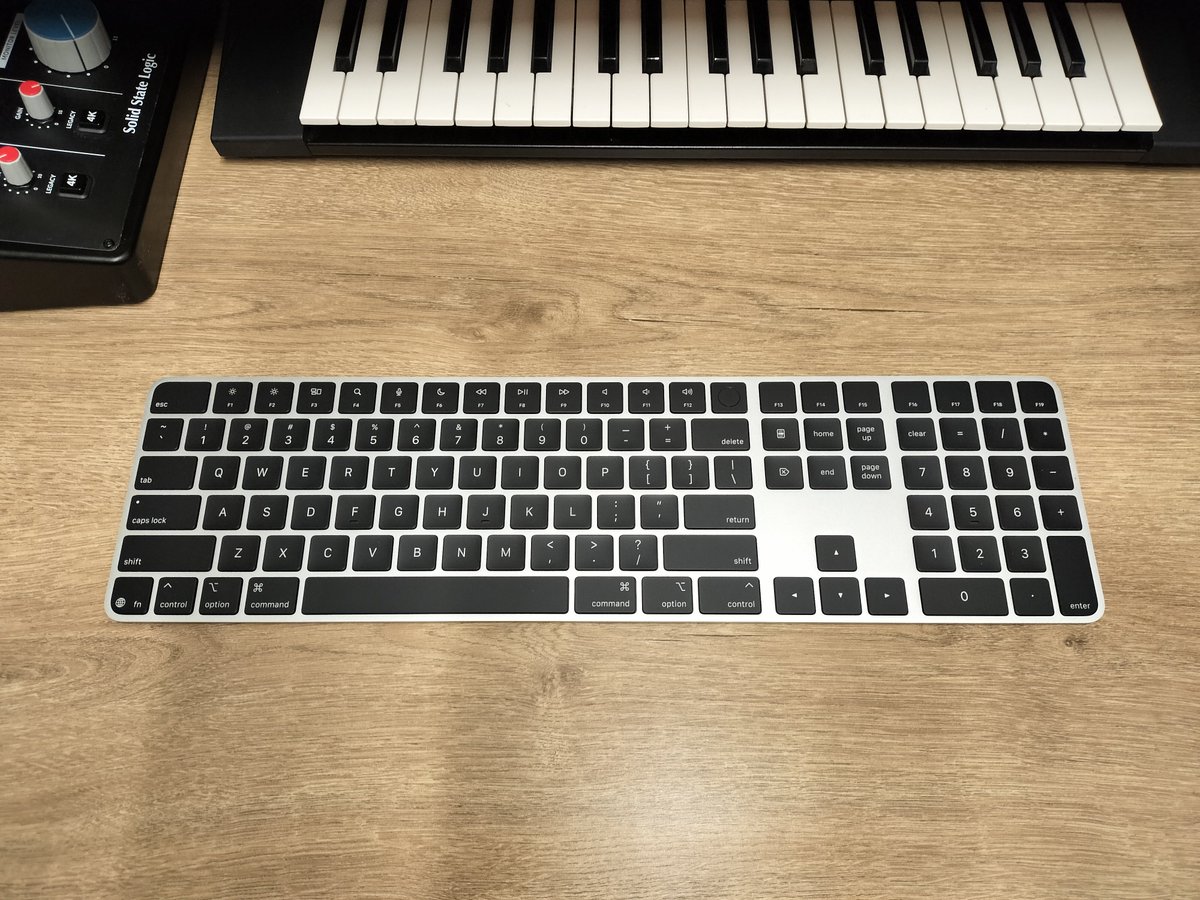 UtataneInc's tweet photo. ずっと使ってたキーボード、反応がとても悪くなったので、キーを外して掃除してみたら、なんかバキッとなりトドメを刺してしまった…😢

どうしょうもなく、思い切って新しいの買ってきた！

薄くてカッチョいい…🥹

テンションが下がったり上がったり！

修理へたくそなんだから、分解とかしちゃダメなんだよ！
そういうのサクッとできちゃう人、尊敬します。