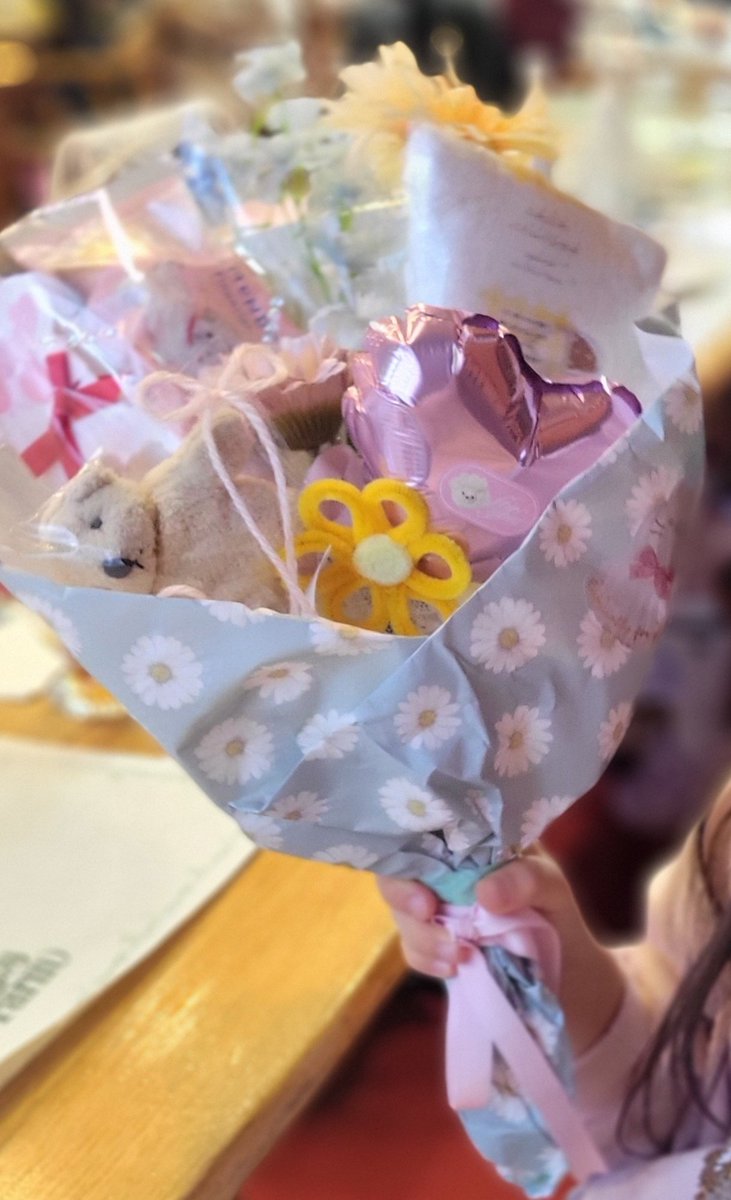 ao_co's tweet photo. いま流行りの卒園ブーケ💐作ってみた！
お菓子やバルーン、リボンにまでひとつひとつ感想を言ってくれて、うれしいよーーー😭ありがとうーーー
そしたら我誕生のお祝いもしてくださり感謝感激🙏 https://t.co/IlglaUANdc