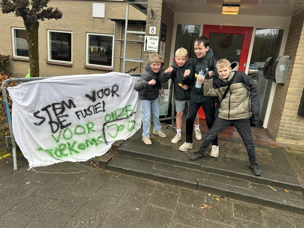 Berne1978's tweet photo. JO12-1 is VOOR de fusie van @fcdalfsen ! Bij SVD hangt het spandoek nog, bij ASC vond iemand het nodig het doek te verwijderen #triest https://t.co/G06bD4iOeA