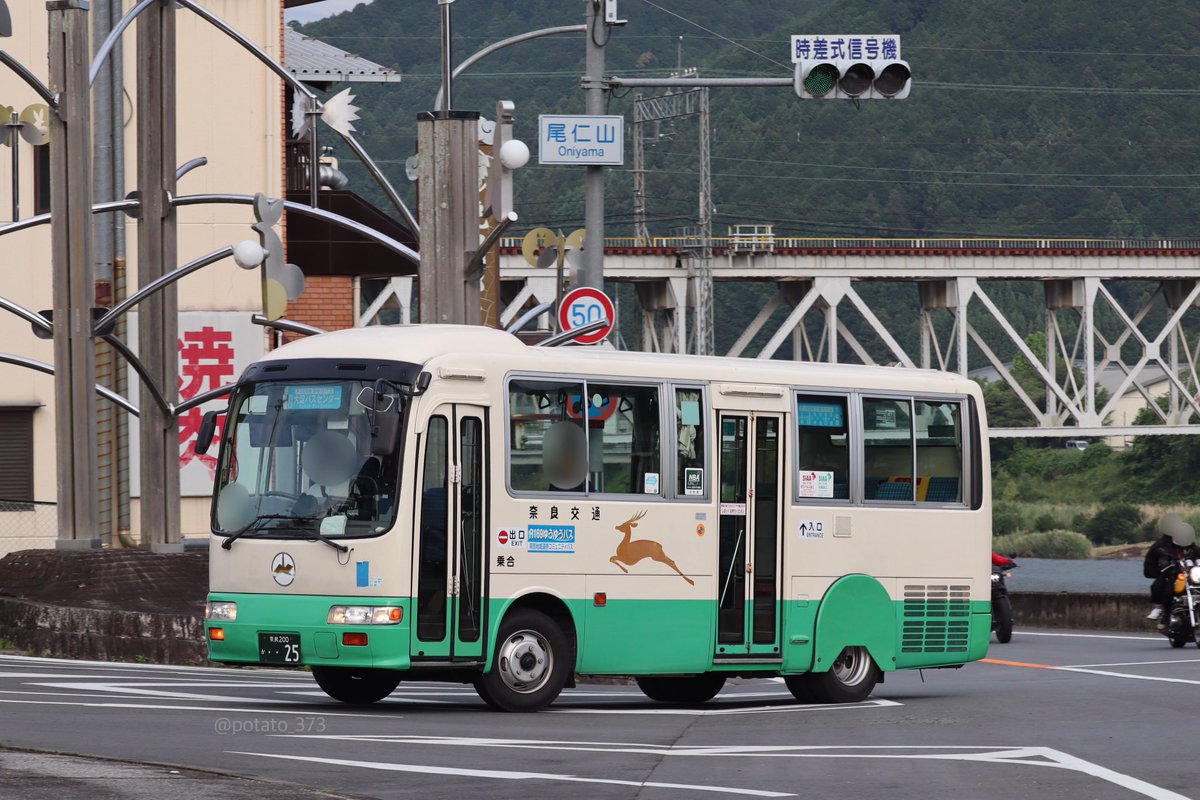 potato_373's tweet photo. 【奈良交通】
RX25号車(KC-RX4JFAA)
1998年式の2扉リエッセ。
大和ガスの青いラッピングを纏った印象が強いクルマでしたが、晩年はラッピングを外し本来の姿に。
きぼう号をはじめとする、コミュニティバスの代走としての活躍が多かったですが、この度除籍となりました。 https://t.co/x9hCncwa9r