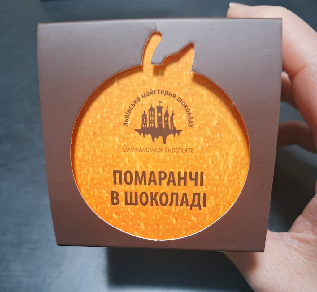chariedrown's tweet photo. ウクライナ🇺🇦から届いたオレンジピールチョコ🍊
世界各国の戦争が早く終わりますように🙏
#幸福のチョコレート 　
#ウクライナとチョコでつながりたい https://t.co/fOKcr5TMd6