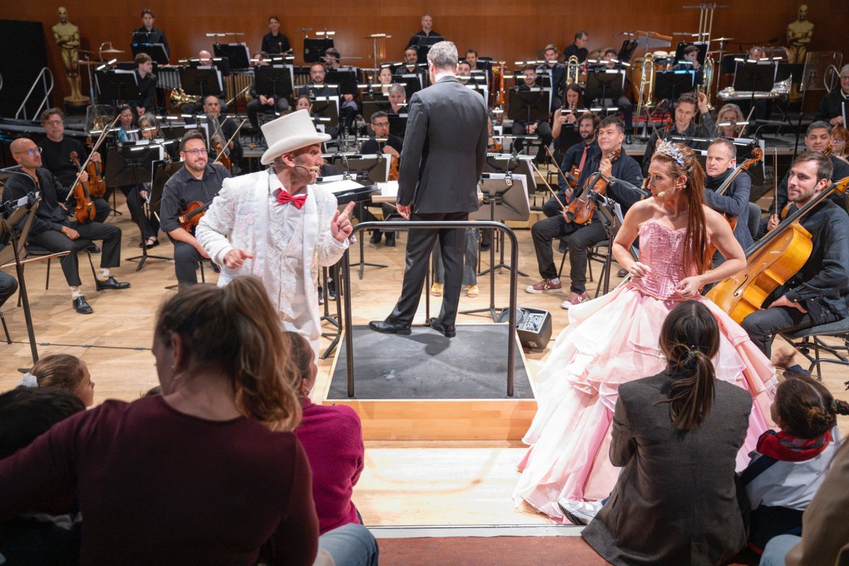 ofgrancanaria's tweet photo. 🎬 La magia del cine infantil… en familia

Casi 3.000 escolares y el público familiar llenaron esta semana la Sala Gabriel Rodó en las dos funciones de La magia del cine infantil. Muchas sonrisas, emoción y corazones cantando las canciones de sus películas favoritas. https://t.co/YDWs44C8o3