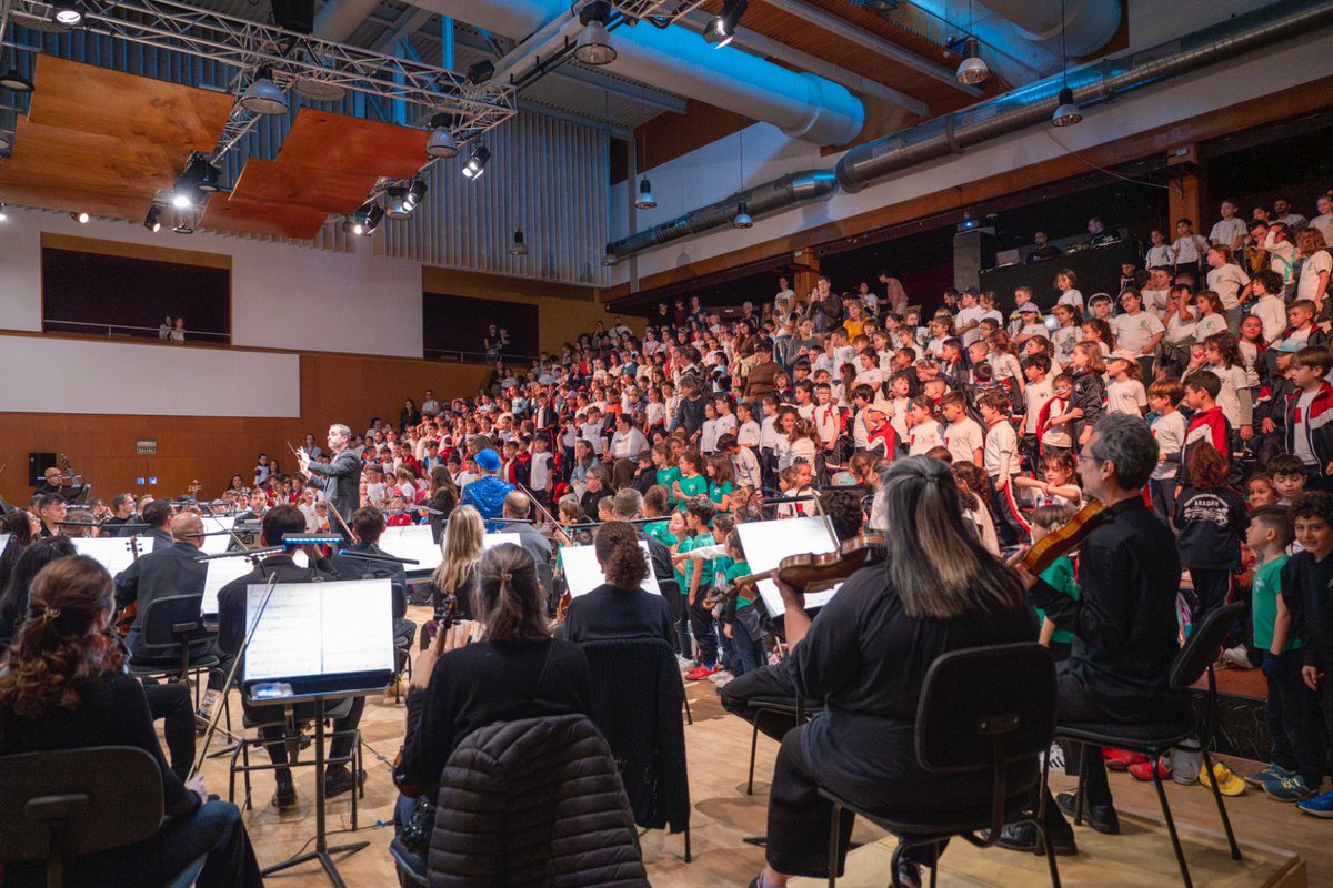 ofgrancanaria's tweet photo. 🎬 La magia del cine infantil… en familia

Casi 3.000 escolares y el público familiar llenaron esta semana la Sala Gabriel Rodó en las dos funciones de La magia del cine infantil. Muchas sonrisas, emoción y corazones cantando las canciones de sus películas favoritas. https://t.co/YDWs44C8o3