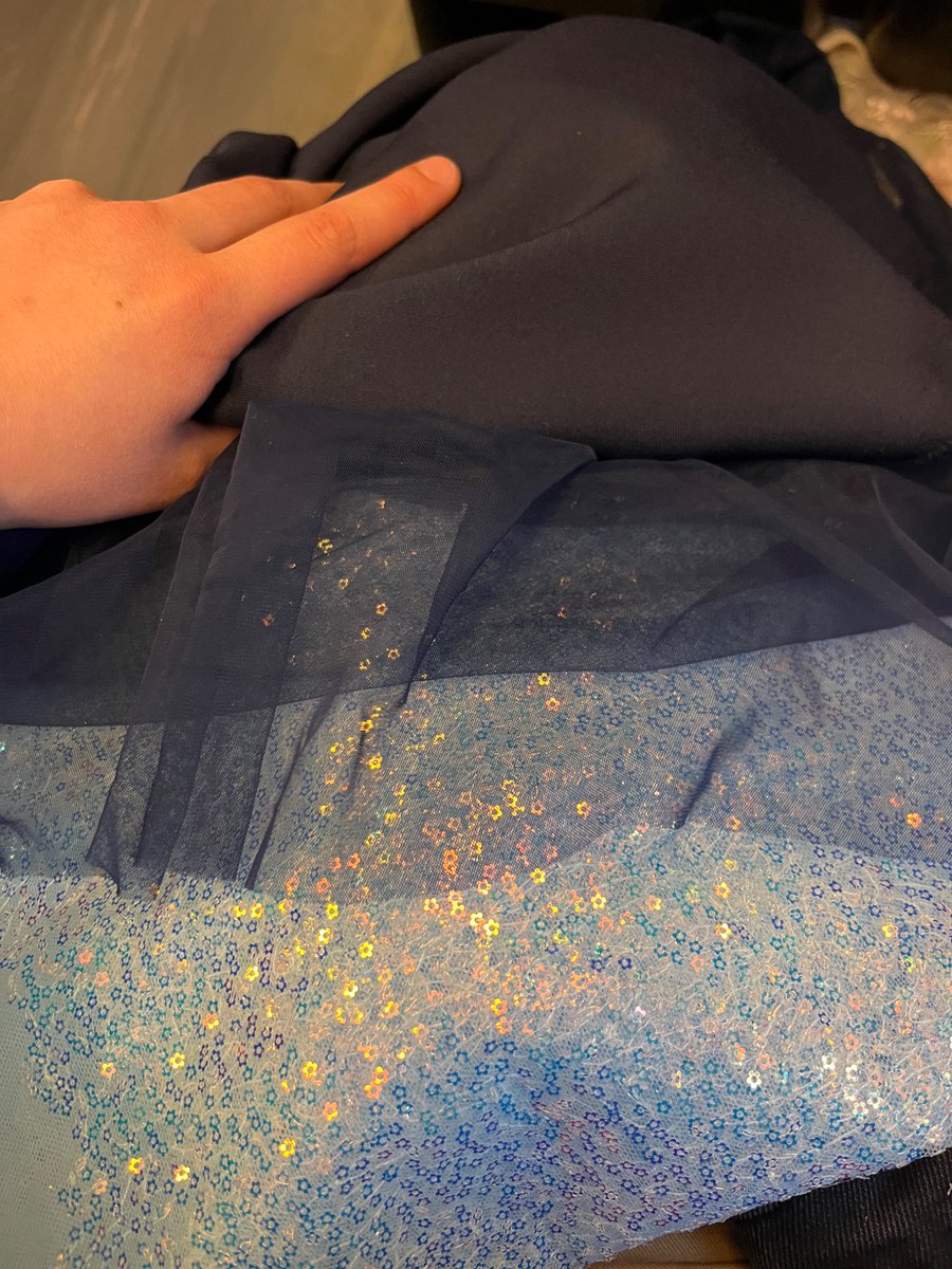 i have acquired fabric for my cape for bf!apo and im soo hyped to start working on it raaah

(top fabric is more blue but the train lights are an abyssmal yellow so it looks different)