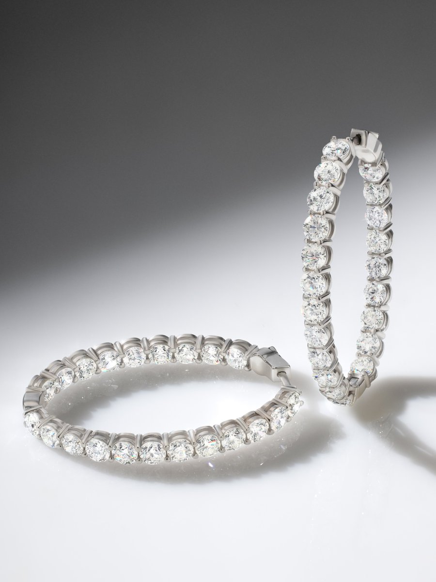 RdeVersailles's tweet image. The kind of diamond hoops that define the moment.

#RoyaldeVersailles #RdV #DiamondHoops #HoopEarrings #DiamondEarrings #FineJewellery #Yorkville