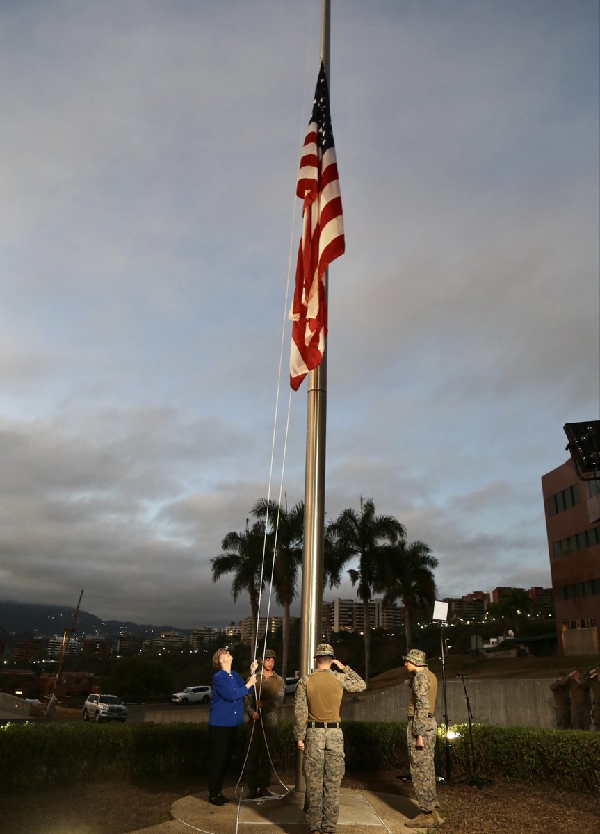🇻🇪🇺🇸— La bandera de Estados Unidos fue izada hoy en la embajada de Caracas, por primera vez en 7 años.