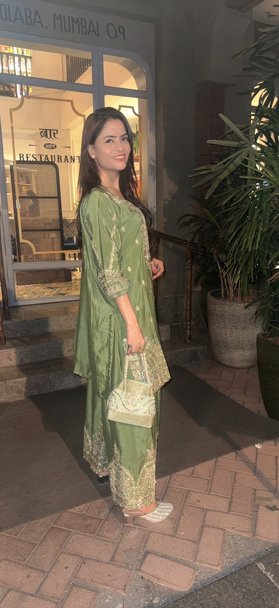 GehanaVasisth's tweet image. Night out at Colaba #gehanavasisth #colaba #mumbai