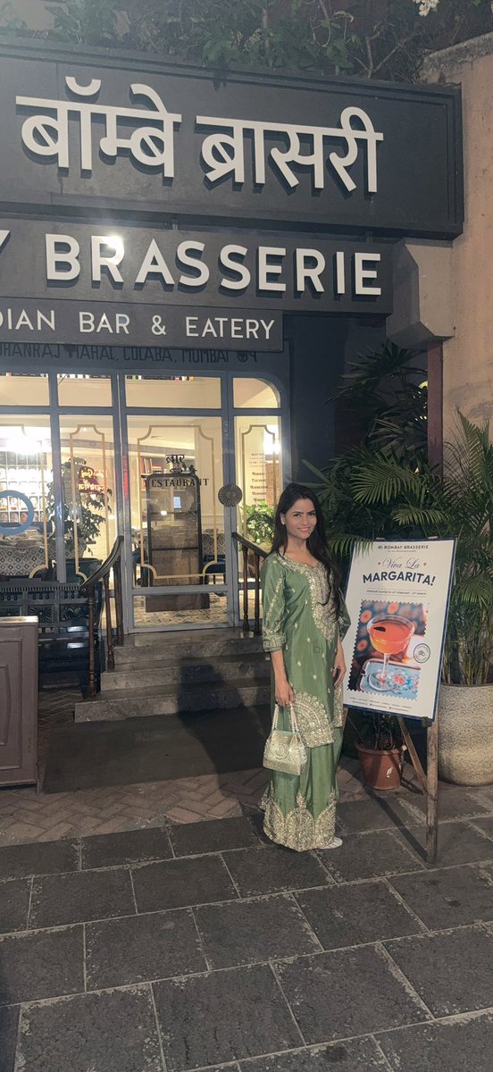 GehanaVasisth's tweet image. Night out at Colaba #gehanavasisth #colaba #mumbai