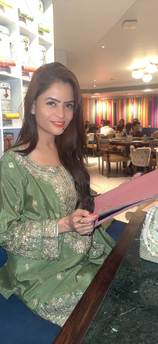 GehanaVasisth's tweet image. Night out at Colaba #gehanavasisth #colaba #mumbai