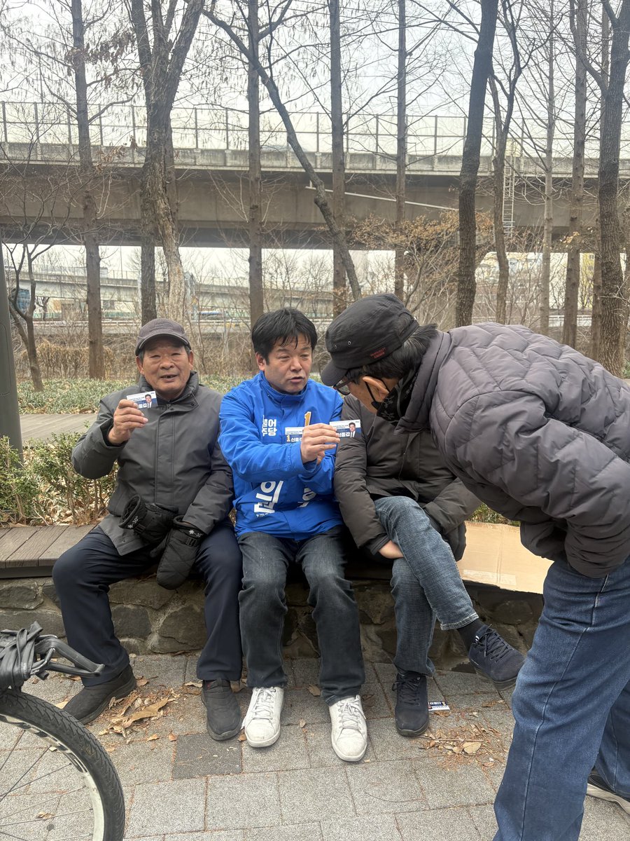 sangamworldcup's tweet photo. 바자회에서 딸아이 팔찌와 아내 키링도 하나씩 챙겼습니다.
화이트데이에 집에서 점수 조금 따는 날이었습니다.
좌판을 펼치신 어르신과
오늘 장사 이야기도 나누고,
산책길에서는
“사진이랑 실물이 같은지 보겠다”며
제 명함을 직접 대조해보시는 어르신도 계셨습니다.
덕분에 모두 크게 웃었습니다. https://t.co/5crWxcTXoA