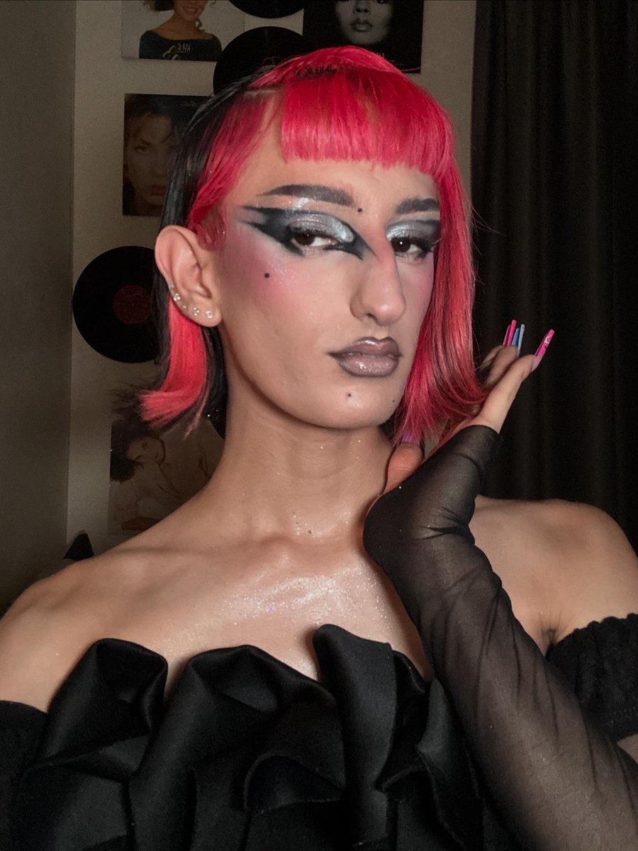 bamboo_camelleo's tweet photo. Look but don’t touch. 🖤
#graphicliner #altmakeup #pinkhaircolor #makeuplook #attitude https://t.co/wKSQf73w6W