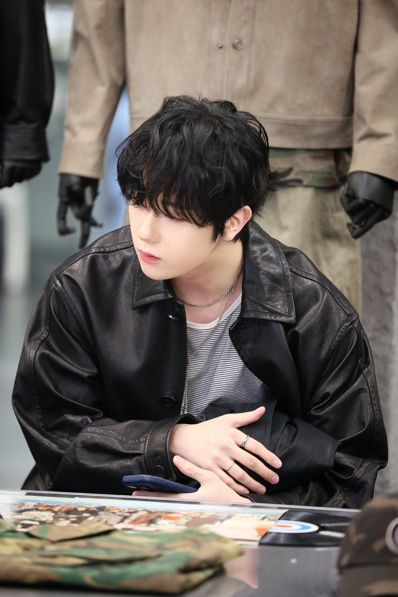 customellow in 성수

#오메가엑스 #OMEGA_X #예찬 260314