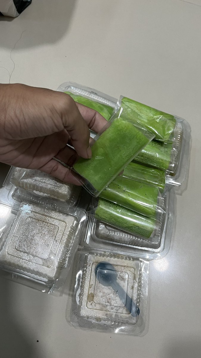 Es_Putrrr's tweet photo. Apakah benar ini risol matcha? 😂 https://t.co/41NyVtfSfE