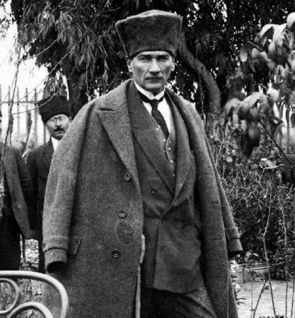 gasstemedya's tweet photo. Diyanet’in bu haftaki cuma hutbesinde Çanakkale Zaferi’nin yıldönümüne değinilirken, Anafartalar Kahramanı ve Türkiye Cumhuriyeti’nin kurucusu Mustafa Kemal Atatürk’ün yine anılmadığı ortaya çıktı.

(Aytunç Ürkmez) https://t.co/ORUyThZnQD