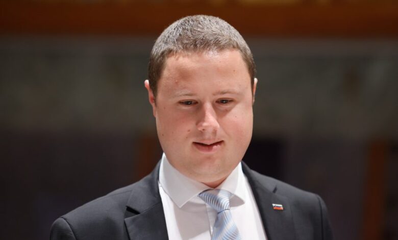 Glede na anketo, ki jo je med volivkami <a href="/strankaSDS/">SDS</a>  izvedla <a href="/Nova24TV/">Nova24TV</a>  v živo, jih je osemdeset odstotkov priznalo, da je <a href="/ZanMahnic/">Žan Mahnič</a>  edini moški, s katerim bi bile pripravljene prevarati svojega bratranca. 😇