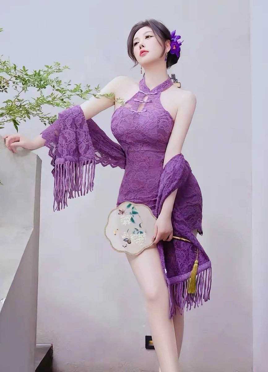 凌波微步阶前立,顾盼神飞韵自扬。一袭芳姿惊四座,佳人风骨压群芳。