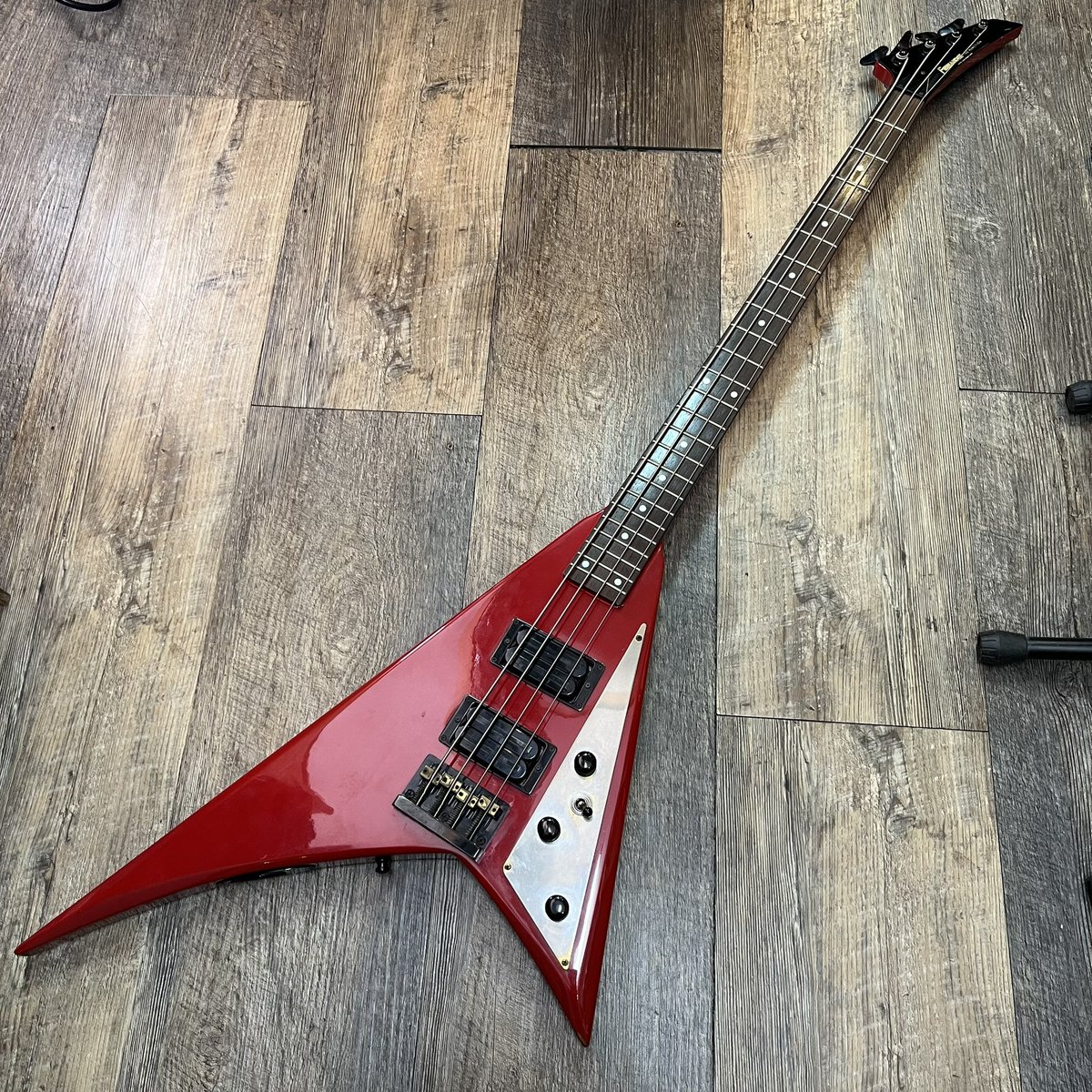 新入荷② FERNANDESのランディーVベースタイプ JSB-70 古い楽器ですが