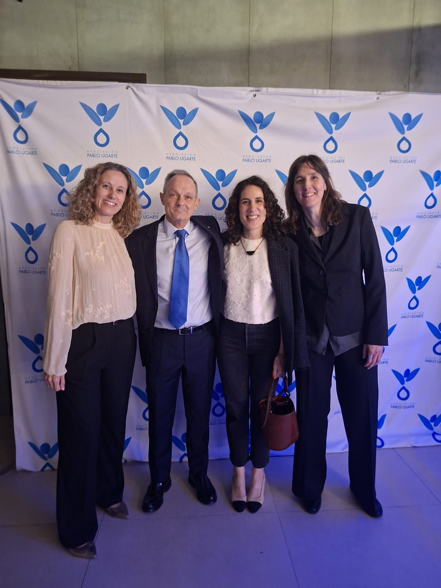 FundacionSEHOP's tweet photo. Anoche estuvimos en la cena benéfica anual de la Asociación @APUpablougarte 

Juntos hacemos camino para curar más y mejor 💙 Gracias por el apoyo que hacéis a la investigación por todo el territorio nacional 🔬 https://t.co/lEfzVdc5BD