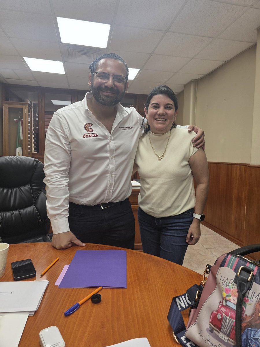SBaqueiro's tweet photo. Agradecemos al alcalde por escuchar mis peticiones para la asociación.  
@rocionahle  por amor a Veracruz. https://t.co/HXSpznFBW4