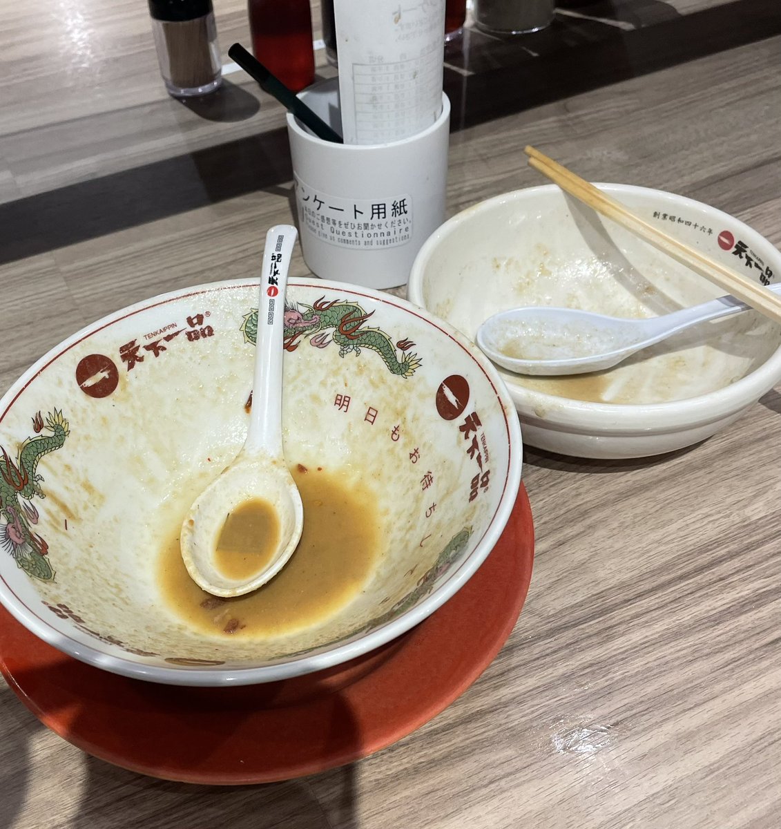 「何度目の失敗だろう…」

腹を満たすために、ご飯ものをセットで頼むのだが…好きなものだけで満たしたら良かったと、毎回後悔している。

次こそはラーメンだけで満たす！
そうココロに誓ったのだった…。

次回

「麺大盛りとスープ増しだけを注文」

#instのなんのこっちゃ