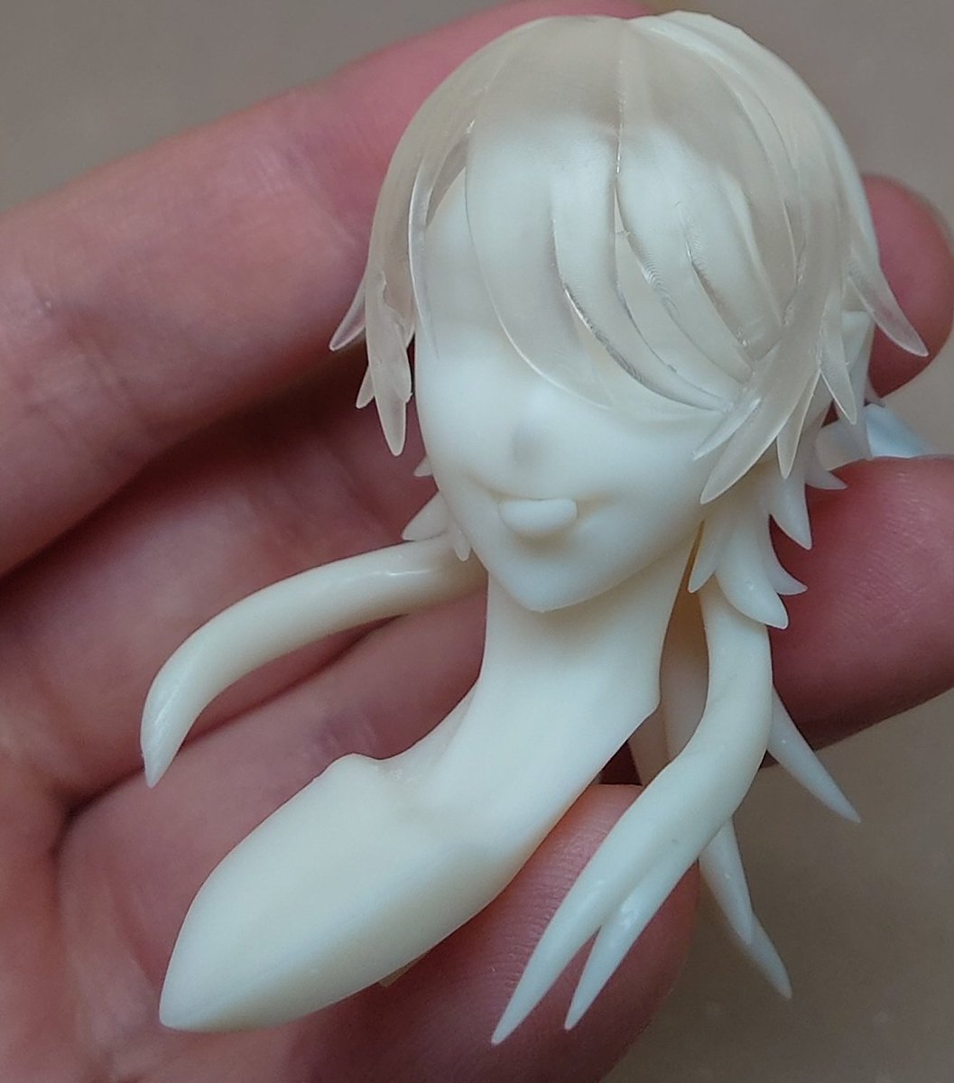 白のレジンに変えたらサポート太りめちゃくちゃマシになったけど、造形中にサポートから外れるようになったからまた調整し直し😭
2回出力したけど、両方前髪失敗してるから透明の方で😅