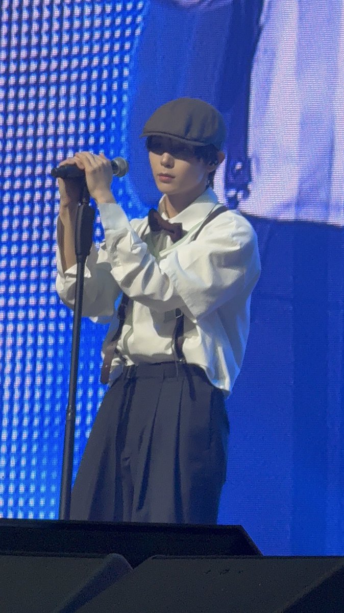 용 tweet media