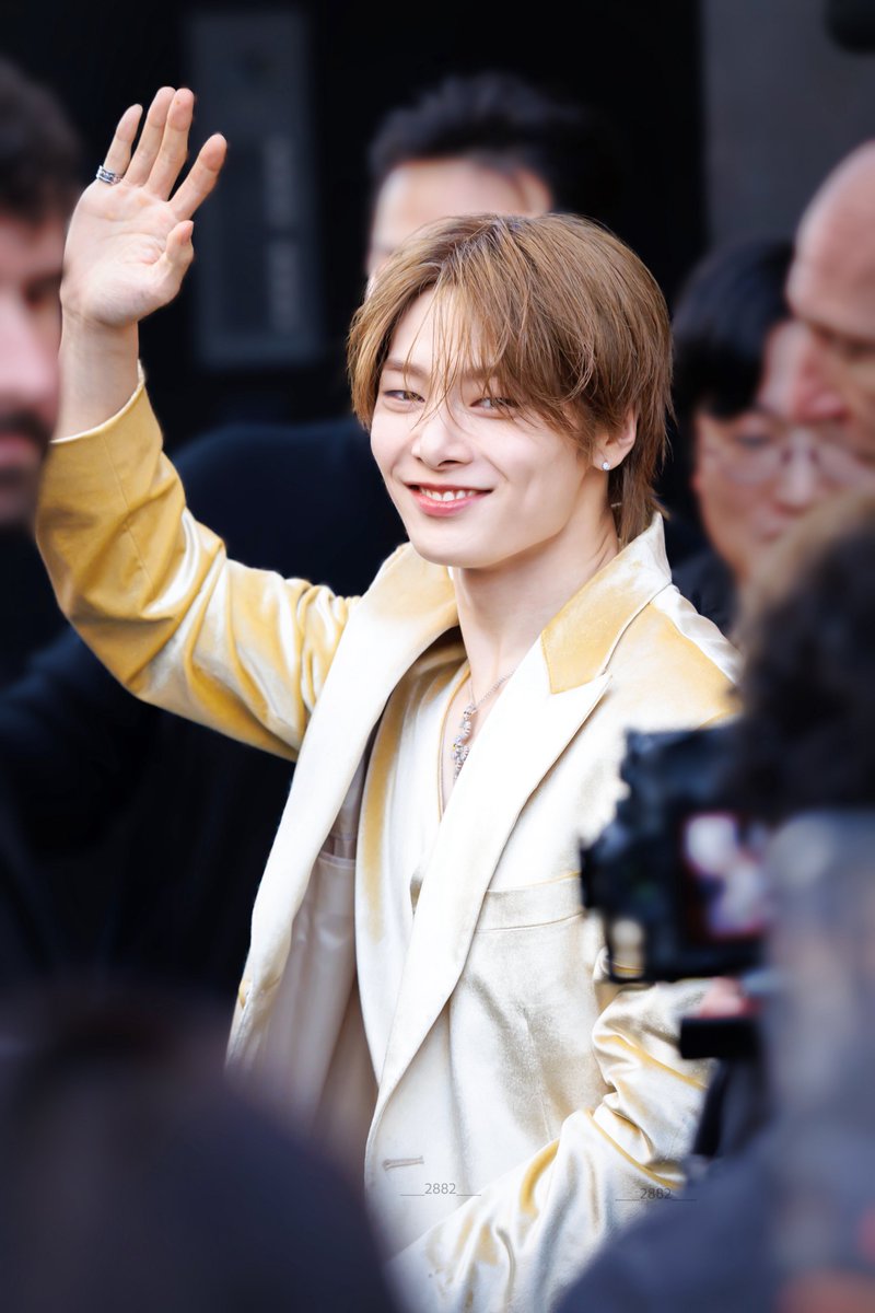 ___2882___ tweet media