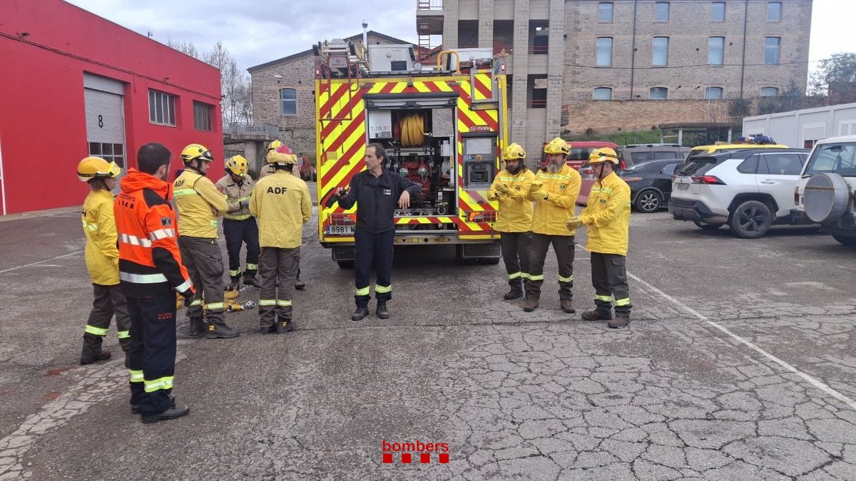 bomberscat's tweet image. Avui a Manresa, #bomberscat #RECentre hem fet la primera jornada de pràctiques amb les #ADF @sfadfcat sobre el treball amb línies d’aigua i maniobres bàsiques d'intervenció amb l'objectiu de millorar la coordinació i la resposta en cas d'incendi forestal.