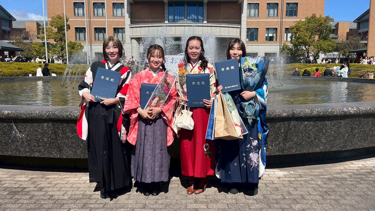 kgu_ekiden's tweet photo. 本日卒業式が行われ、4年生の先輩方がご卒業されました🎓💐
これまでチームを引っ張ってくださった先輩方、本当にありがとうございました✨
一緒に練習し同じ目標に向かって走った日々は、私たちにとってかけがえのない時間です。
新しい場所でのご活躍を心から応援しています！
＃駅伝＃陸上＃卒業 https://t.co/o3Ko507P7E