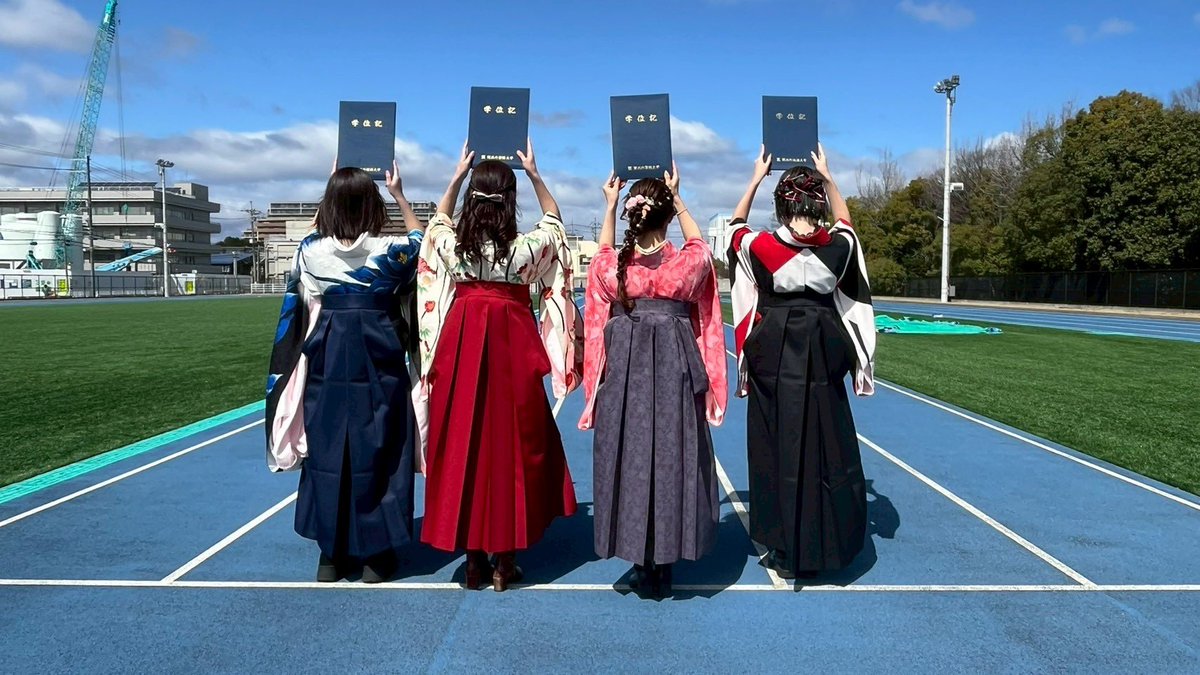 kgu_ekiden's tweet photo. 本日卒業式が行われ、4年生の先輩方がご卒業されました🎓💐
これまでチームを引っ張ってくださった先輩方、本当にありがとうございました✨
一緒に練習し同じ目標に向かって走った日々は、私たちにとってかけがえのない時間です。
新しい場所でのご活躍を心から応援しています！
＃駅伝＃陸上＃卒業 https://t.co/o3Ko507P7E
