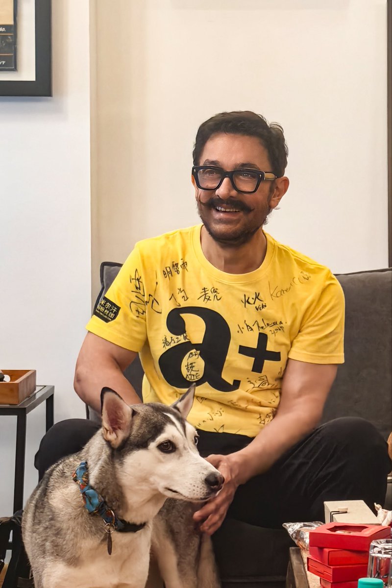 aamirkhan_CHN's tweet photo. SURPRISE beyond surprise!Few of us be able to come to India but most of us always be with you on the unique China Fan Club T-shirt. Wish Mishu a very happy birthday and another delightful awesome year ahead. 🎂
@AKPPL_Official 
#aamirkhan
#happybirthday 
#aamirkhanhappybirthday https://t.co/P7g4X7uXek