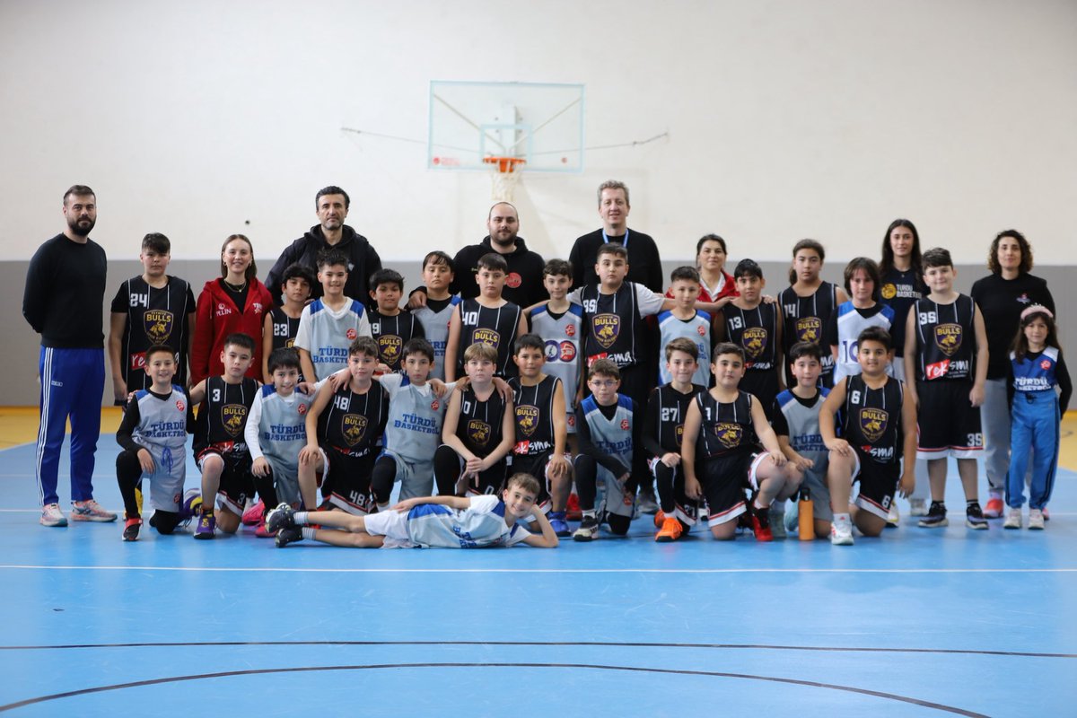 BasketbolTurdu's tweet photo. Hazırlık Maçlarıyla Gelişim Devam Ediyor

Ara tatil fırsata dönüştü. Türdü Basketbol Salonumuzda günün ikinci maçında U11 Erkek Takımımız, Fethiye Boğaları ile hazırlık maçında karşı karşıya geldi. https://t.co/BcO3vEl6F2