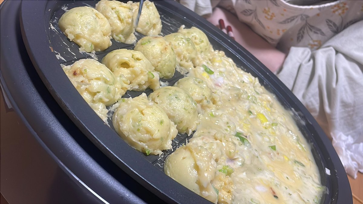 aaaiboooooo's tweet photo. タコパはタコ奉行に怒られて静かに一時間くらい無言で真剣にタコ回す作業です https://t.co/pgeqtwyPWx