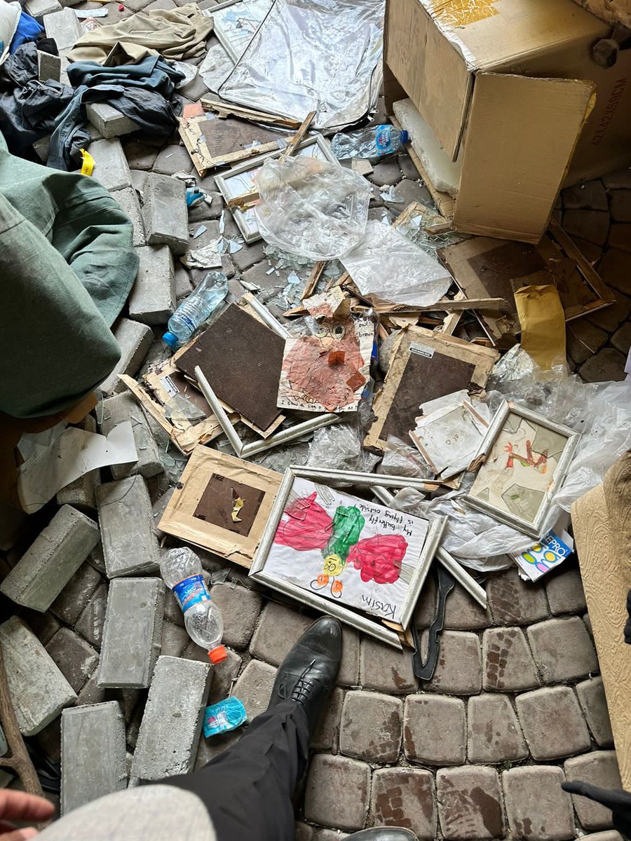 warrashot's tweet photo. Imran Khan had kept his sons’ paintings and childhood memories with him for decades, three years ago, fascists broke into his house and destroyed them. Imagine the pain.💔 https://t.co/hltozIzZdj