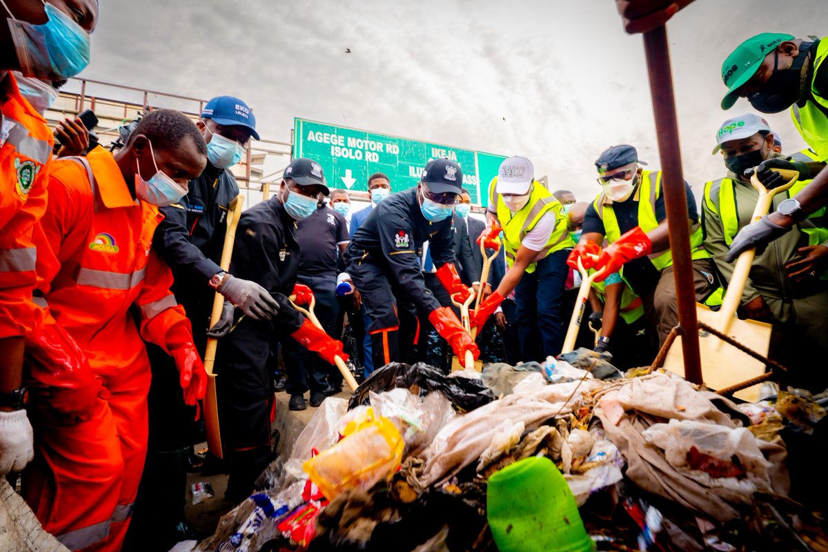 lagospress's tweet photo. Leading by example: Governor @jidesanwoolu and Deputy Governor @drobafemihamzat flag off Environmental Sanitation at Mushin–Agege Motor Road today. ♻️
#CleanerLagos
#EnvironmentalSanitation
#KeepLagosClean
#SanitationDay
#ForAGreaterLagos
#LagosState
#CleanerEnvironment https://t.co/FYAQXuQU1s