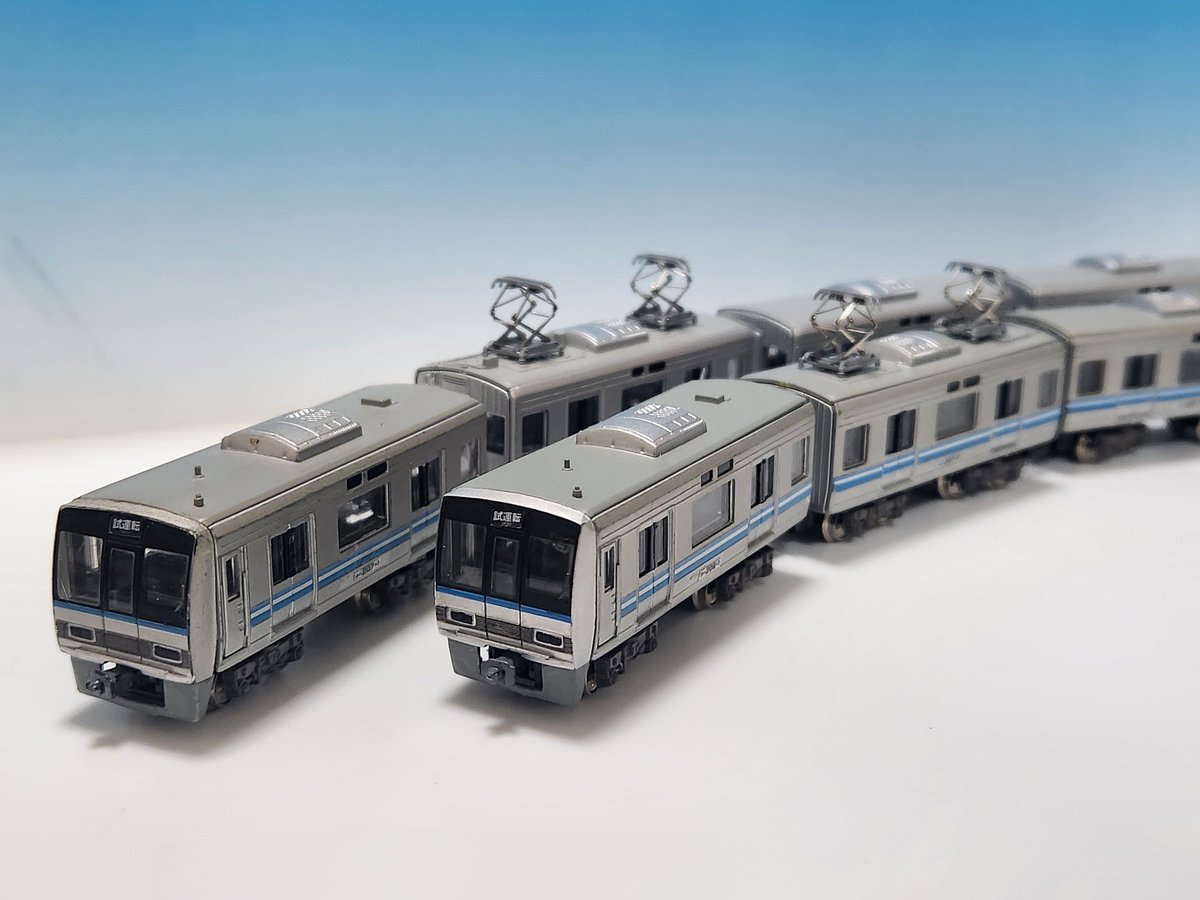 b_train_yuya's tweet photo. #ショーティーの日
#Bトレ
今月は207系量産先行車（登場時）。
扉の一部を黒くして登場当時の姿を再現。
今まで4両だけだったが今日中間車が手に入���7両フル編成化。
車体番号ももちろん実車同様に。 https://t.co/enDOXYNzxE