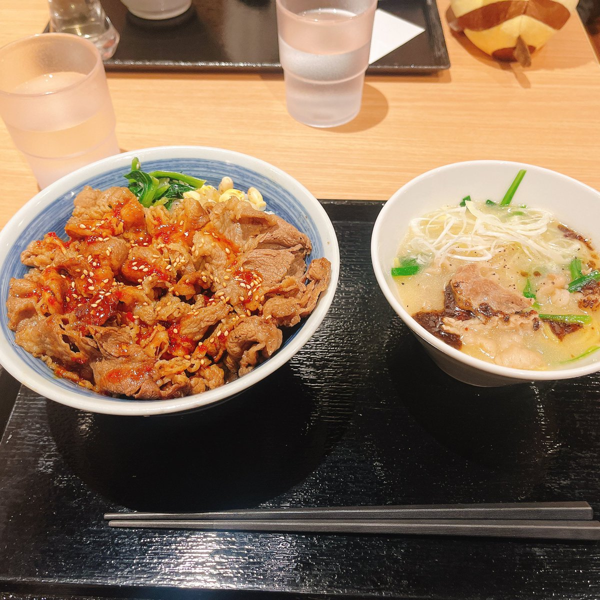 mionahonami's tweet photo. カルビ丼とラーメンめっちゃ美味そう！ https://t.co/gkfqo8oXfY