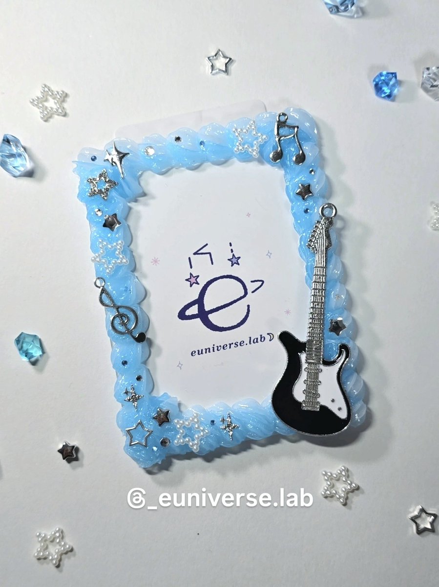 euniverse_lab's tweet photo. 커미션ㅣ검정 일렉기타 포인트✨️ LUCY 최상엽 탑꾸💙🖤

요청사항에 연한 파란색에 기타파츠를 꼭 넣어달라고하셔서 맞춤 파츠로 만든 탑꾸
* 💭 ⌗ 𓏲 „ ˋ🎧

근래에 인기많은 메탈컬러 디자인입니다:)

💬 구매 및 주문제작 문의는 오픈채팅 or DM 

#탑꾸 #포카포장 #루시 #최상엽 #으니버스 https://t.co/9Fe9UiiSsU