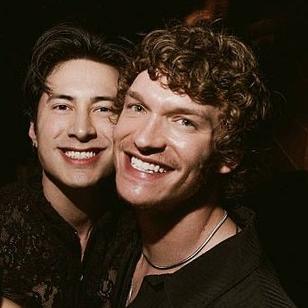 Habría que empapelar X con esta foto. No hay nada más hermoso que despertarse y que lo primero que veas sean estas sonrisas iluminadas de dos personas que se aman. #hudcon
P. D: liberen las que faltan.