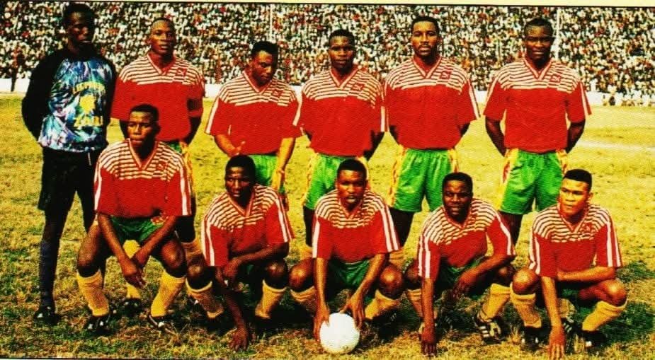 Le maillot du Zaïre en 1990.  
Combien parmi vous avaient déjà vu ces maillots en couleur ?  
Parce qu’à l’époque, la plupart d’entre nous n’avions que des télévisions en noir et blanc.