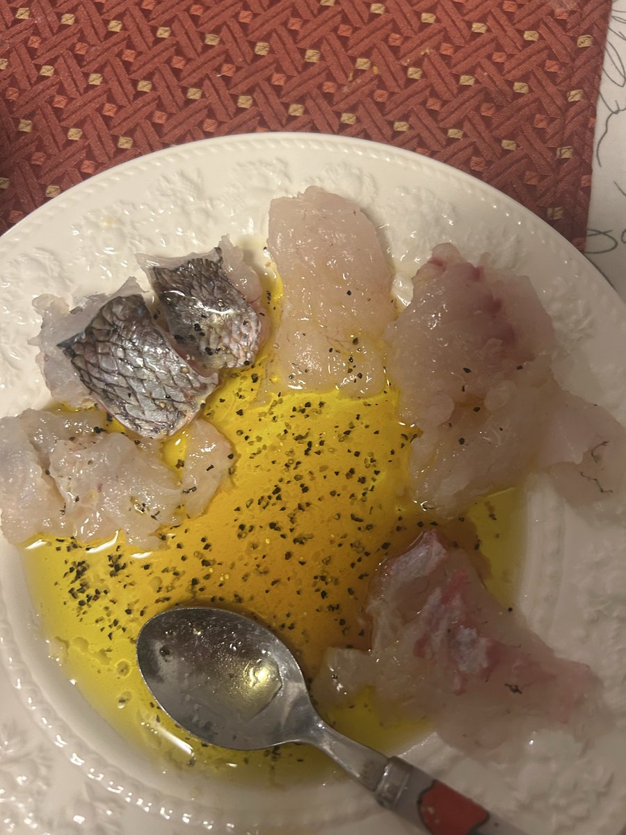 半年ぶりに
土曜日の休みをとった。

息子のリクエストで釣りへ。

まあまあサイズの鯛が釣れて
息子は大満足。

家に帰ってから
うろこ取り
内臓処理
そして三枚おろし。

刺身
カルパッチョ
あら炊き。

普段はスーパーで
「調理しやすい状態」の肉や魚を
当たり前のように買っている。

でも今回