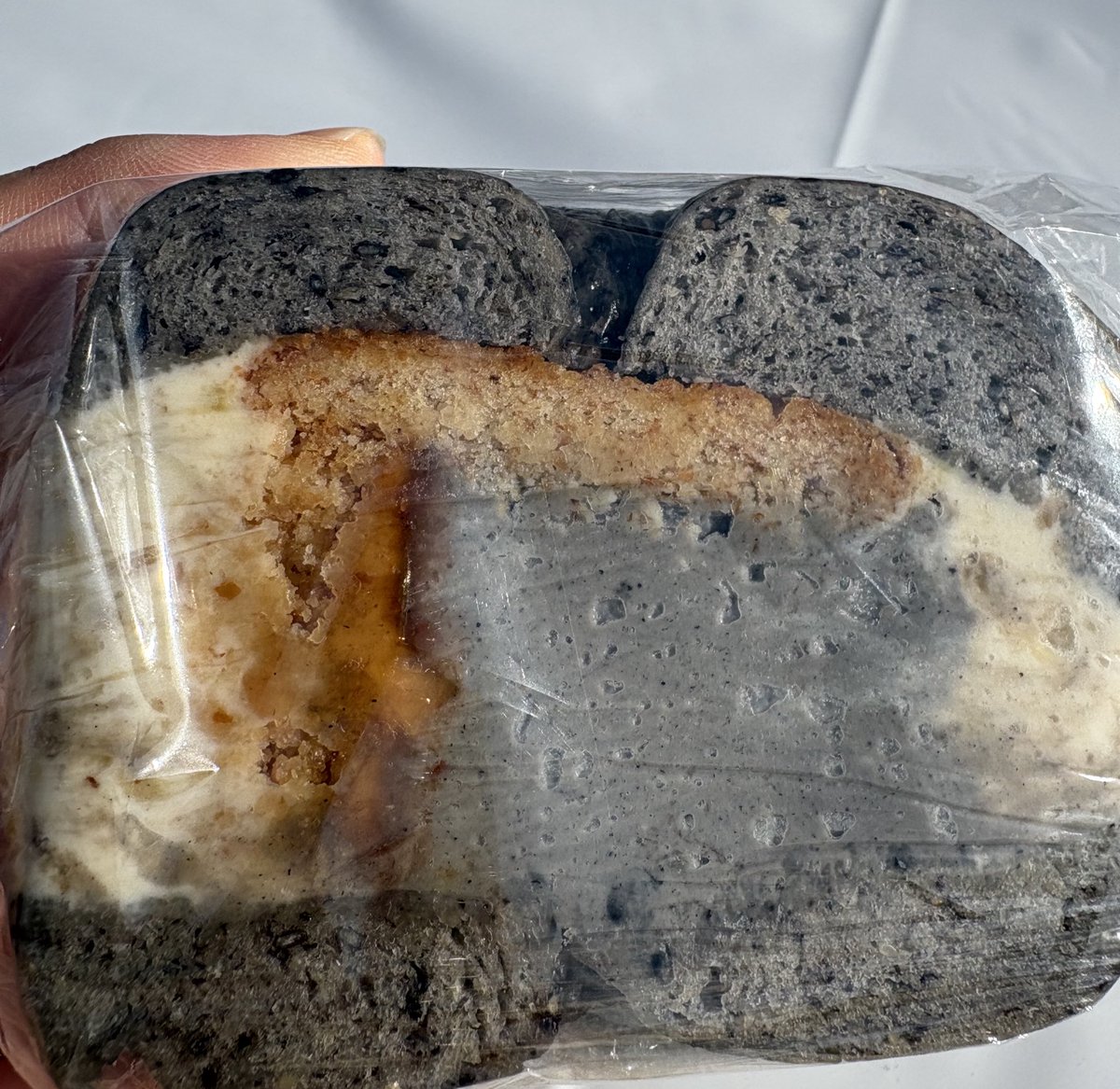 fukaiuminite's tweet photo. 先週はパンフェス行ったりなど🍞
このベーグルはゴマ、バナナ、クリームチーズ、ピーナッツともりだくさん😳 https://t.co/KjYzchkPXv