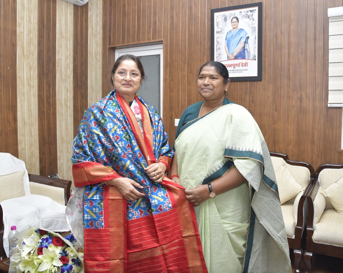 seethakkaMLA's tweet photo. Met Hon'ble Union Minister @Annapurna4BJP  in Delhi, thanked her for ₹10 crore funding for Mulugu district under Nirbhaya Fund.

Requested honorarium hike for crèche workers &amp; expedited fund release for state schemes #WomenEmpowerment #Telangana https://t.co/WXfJjR3PqQ