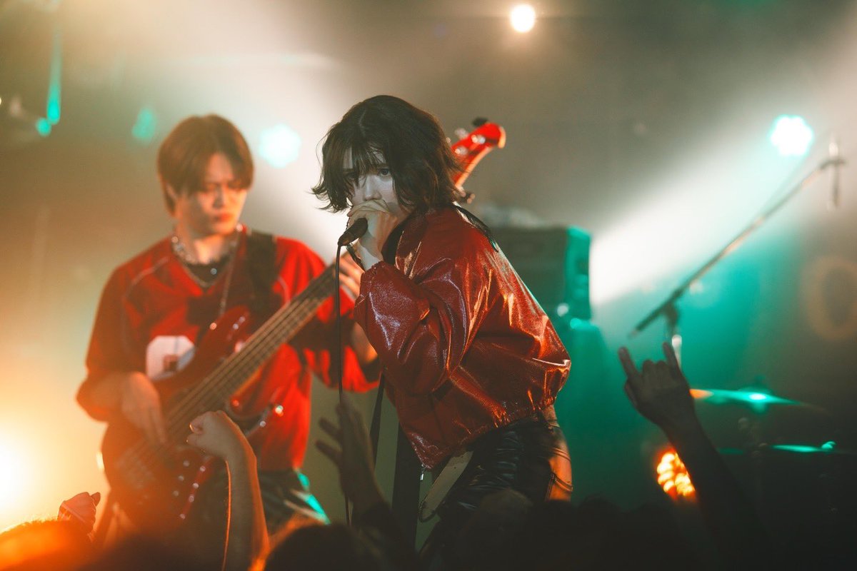 Juno† vocalist. tweet media