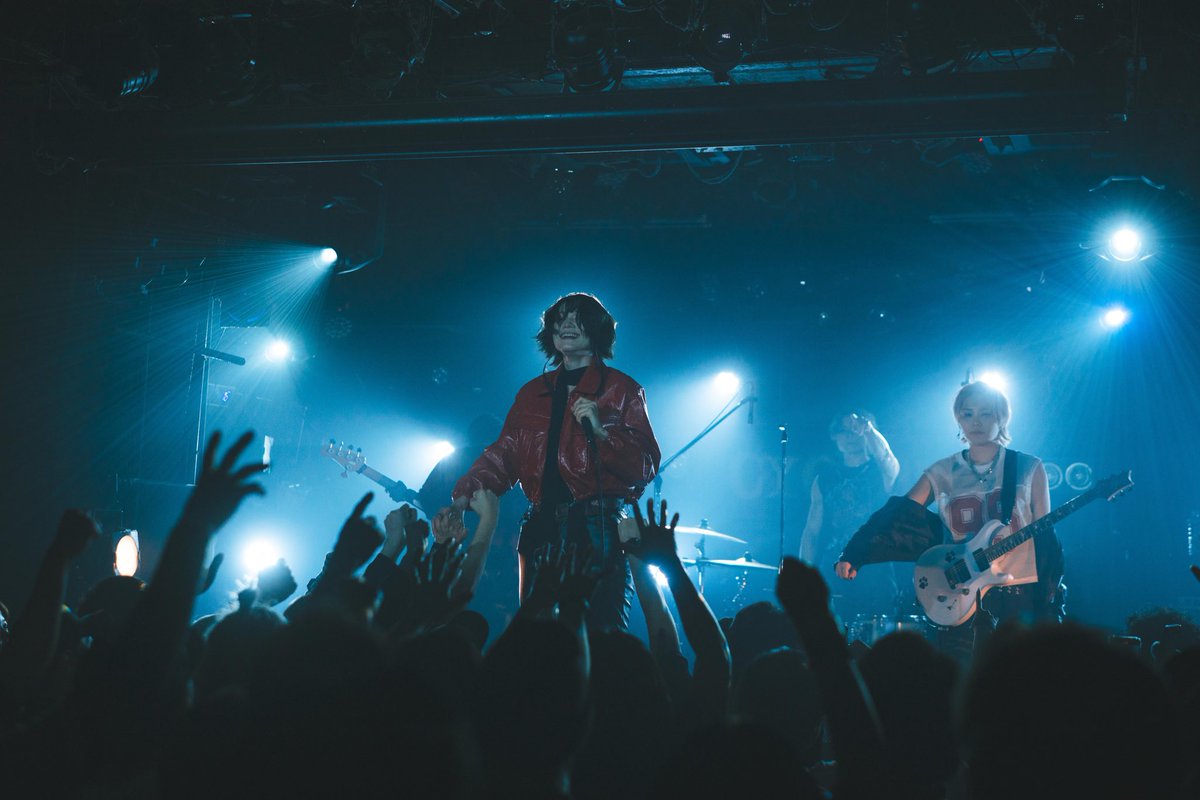 Juno† vocalist. tweet media