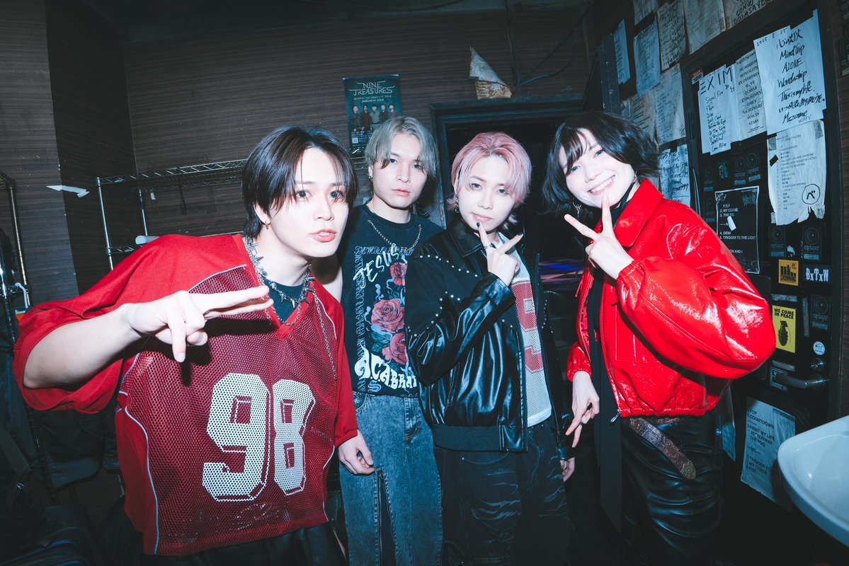 Juno† vocalist. tweet media